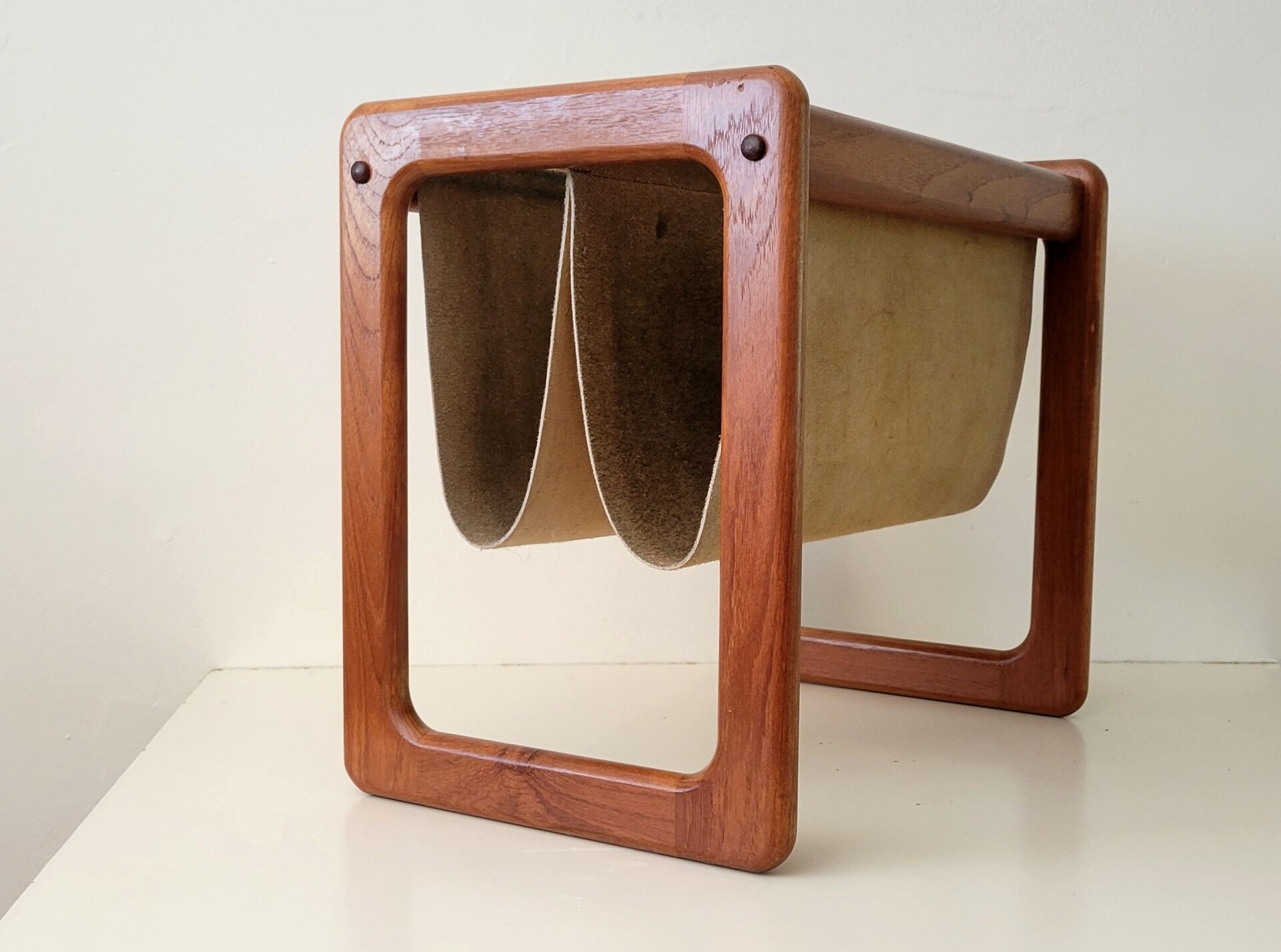 Vildbjerg magazine rack, Danish Mid Century Modern magazine rack in teak and suede