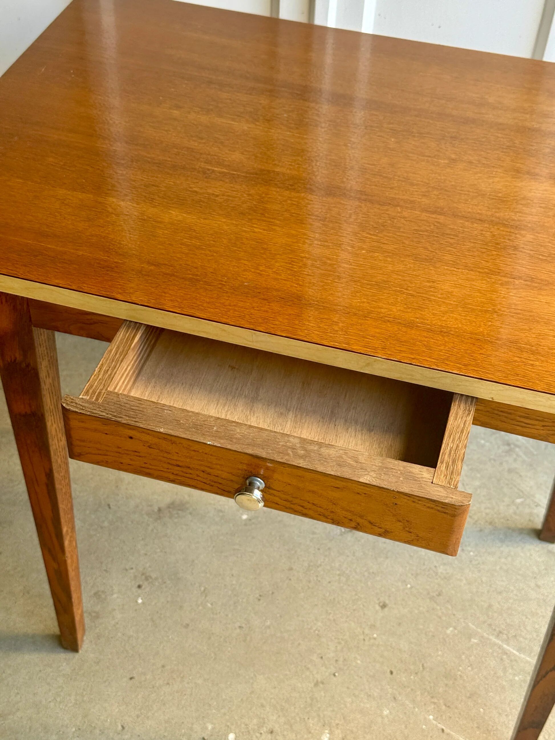 Petit bureau / table en bois et formica