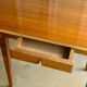 Petit bureau / table en bois et formica