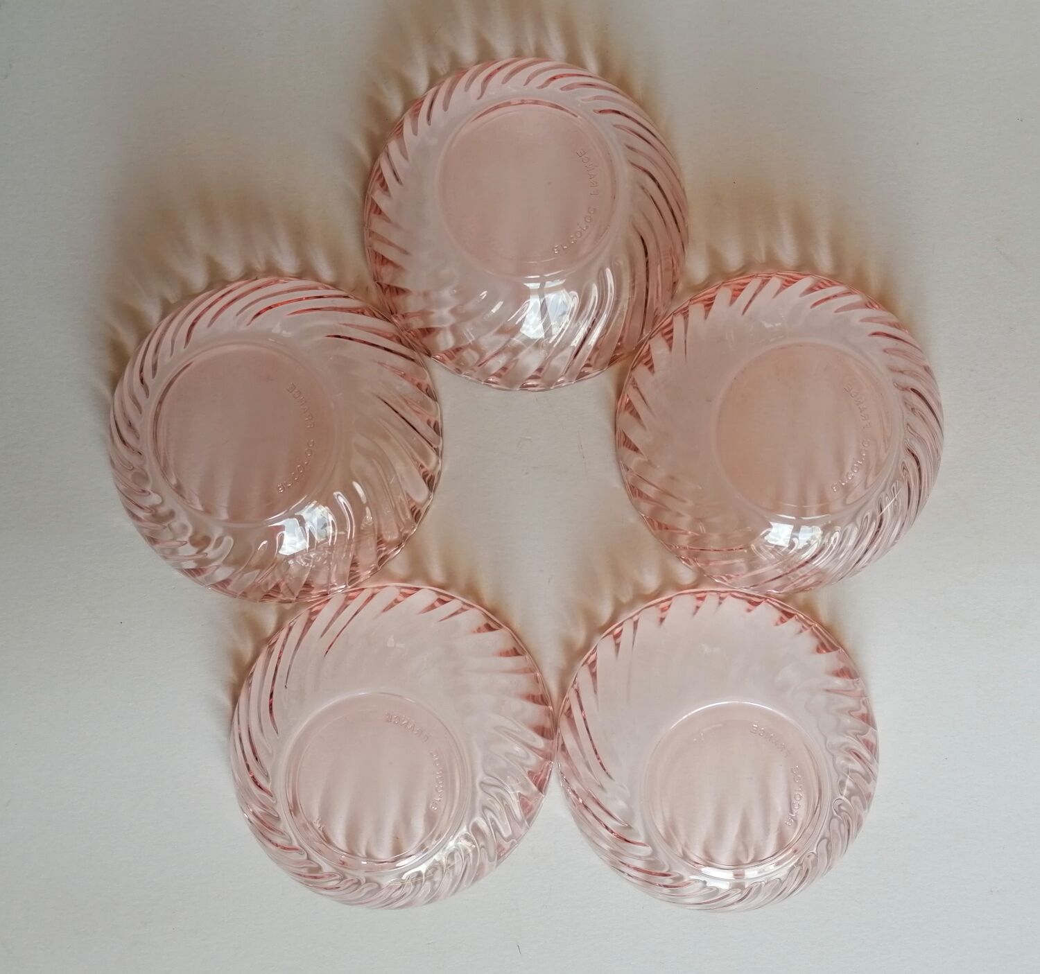 Rosaline service 5 cups and pink glass salad bowl