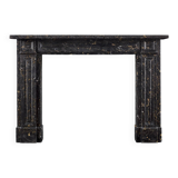 Cheminée en marbre Portoro de style Régence