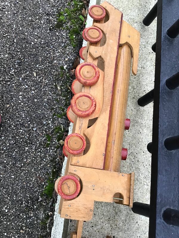 Train en bois art populaire