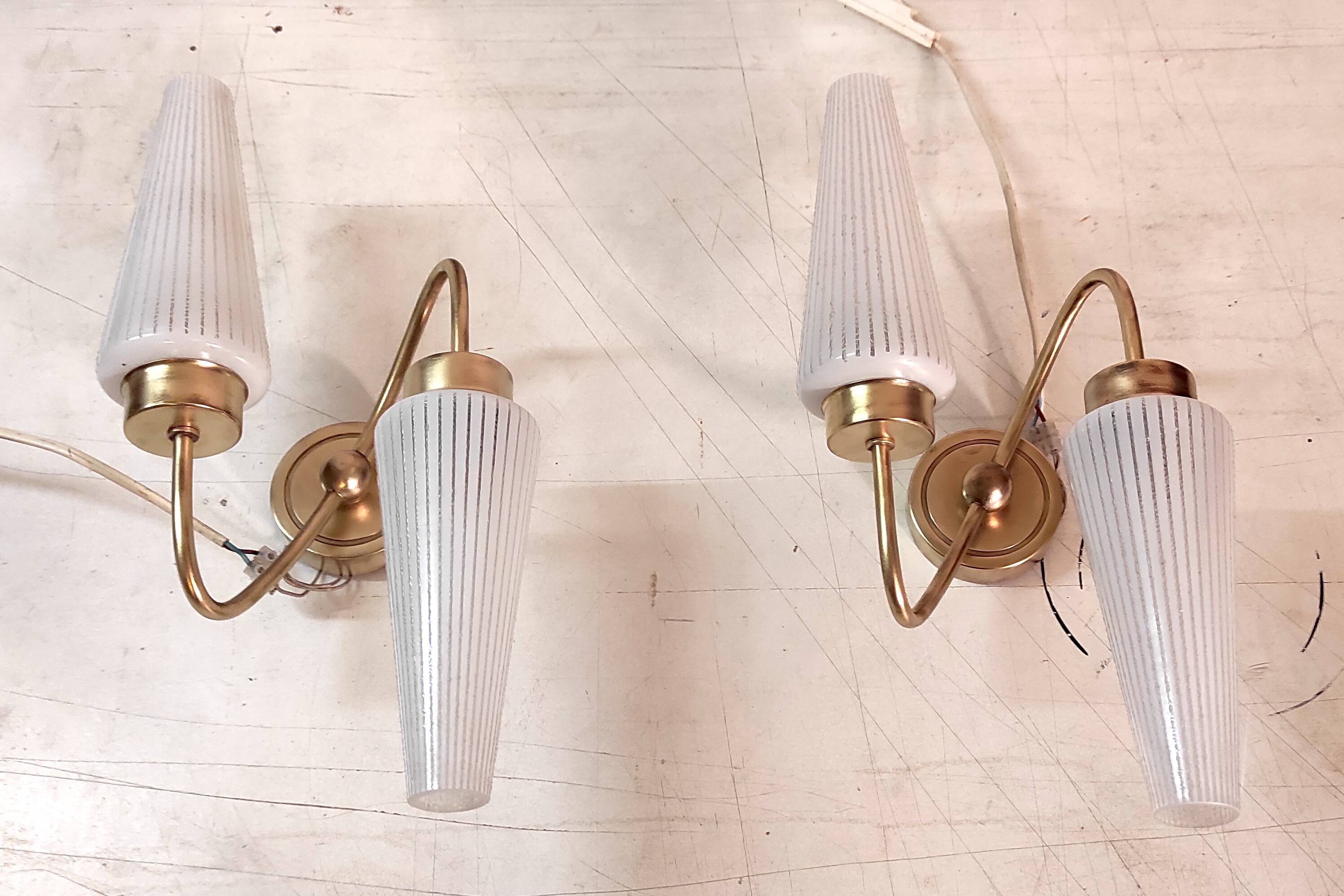 Appliques asymétriques en laiton et tulipe en opaline, années 50-60