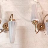 Appliques asymétriques en laiton et tulipe en opaline, années 50-60