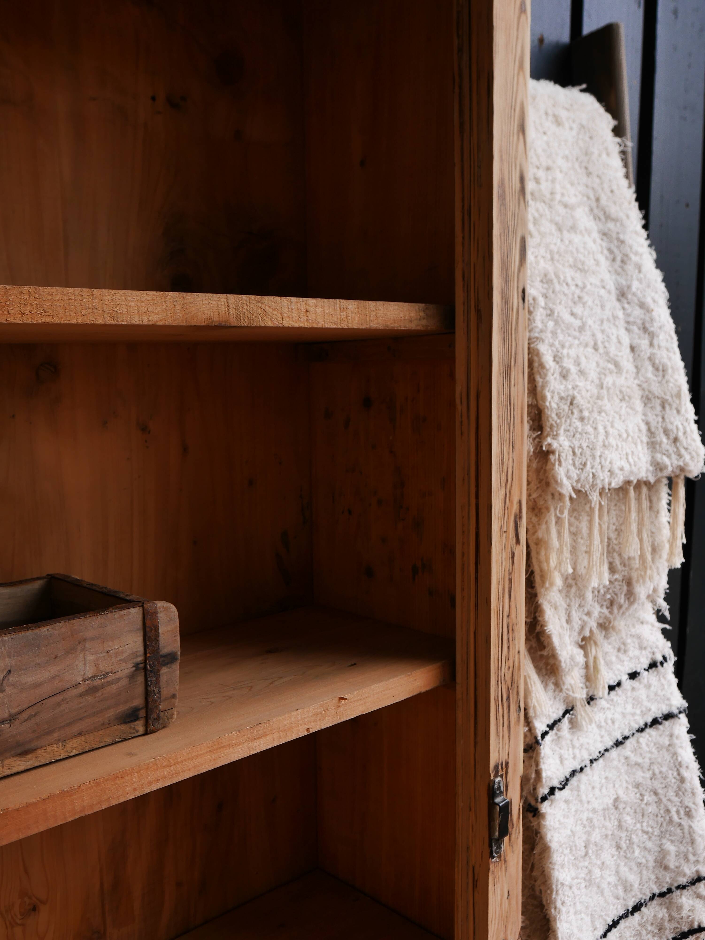 Single-door wardrobe / cupboard