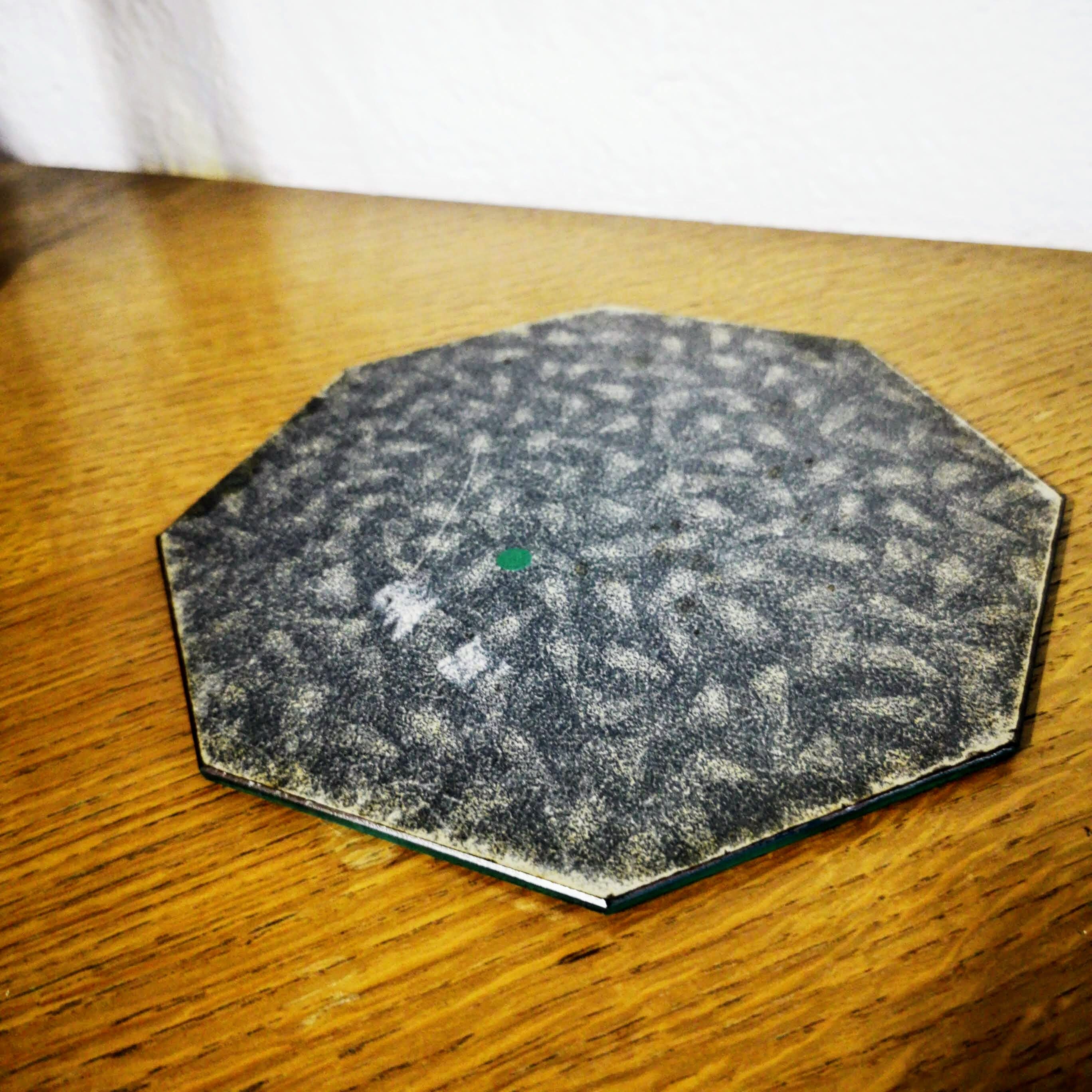 Bevelled mirror to lay