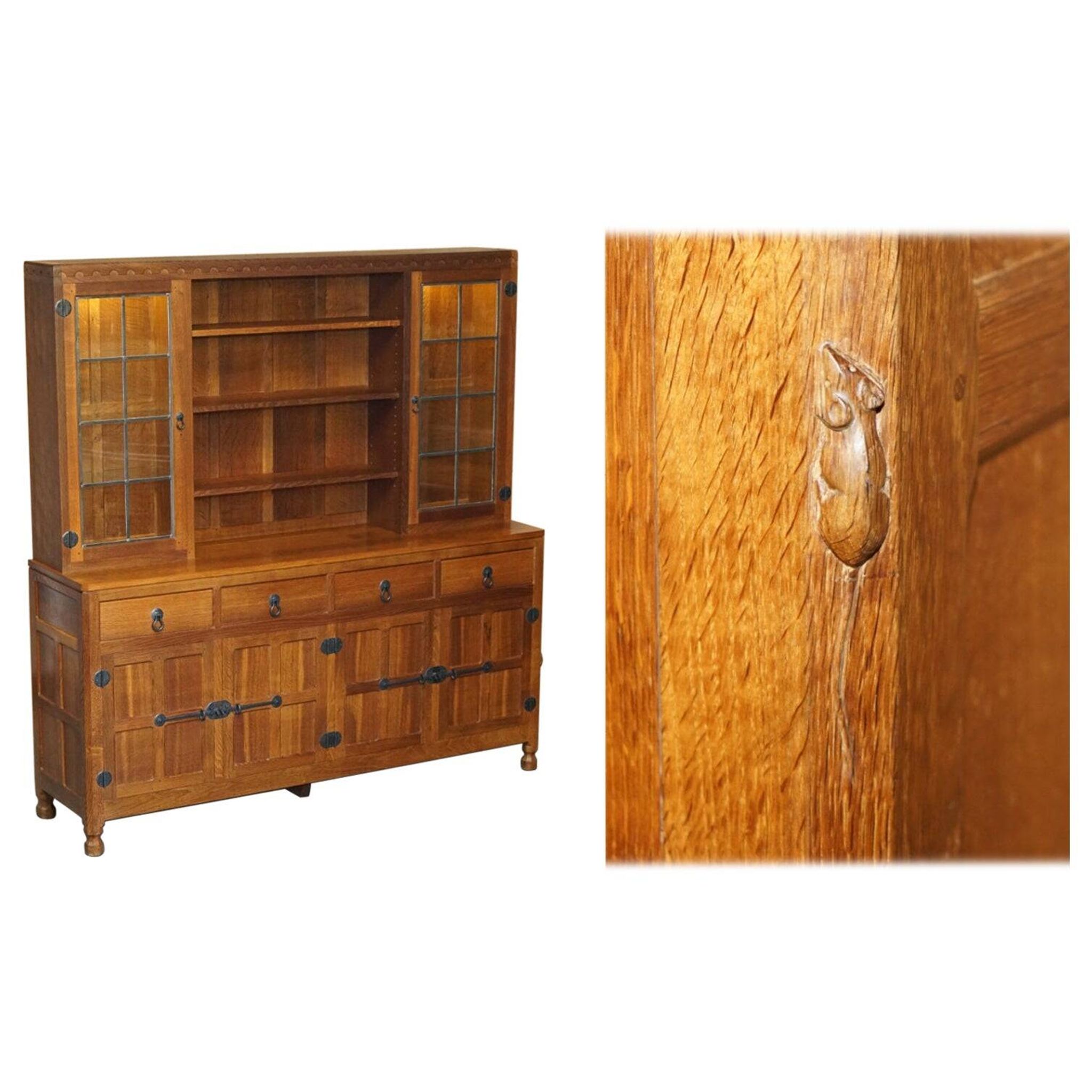 Buffet vitrine vintage Robert Mouseman Thompson en chêne avec étagères et éclairage