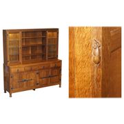 Buffet vitrine vintage Robert Mouseman Thompson en chêne avec étagères et éclairage