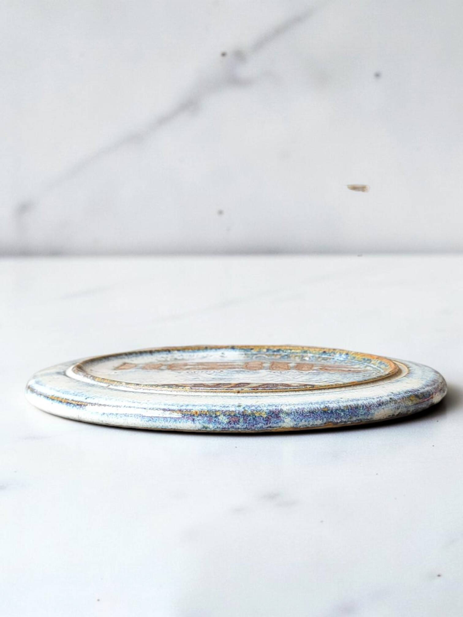 Merccion stoneware trivet in Jayat