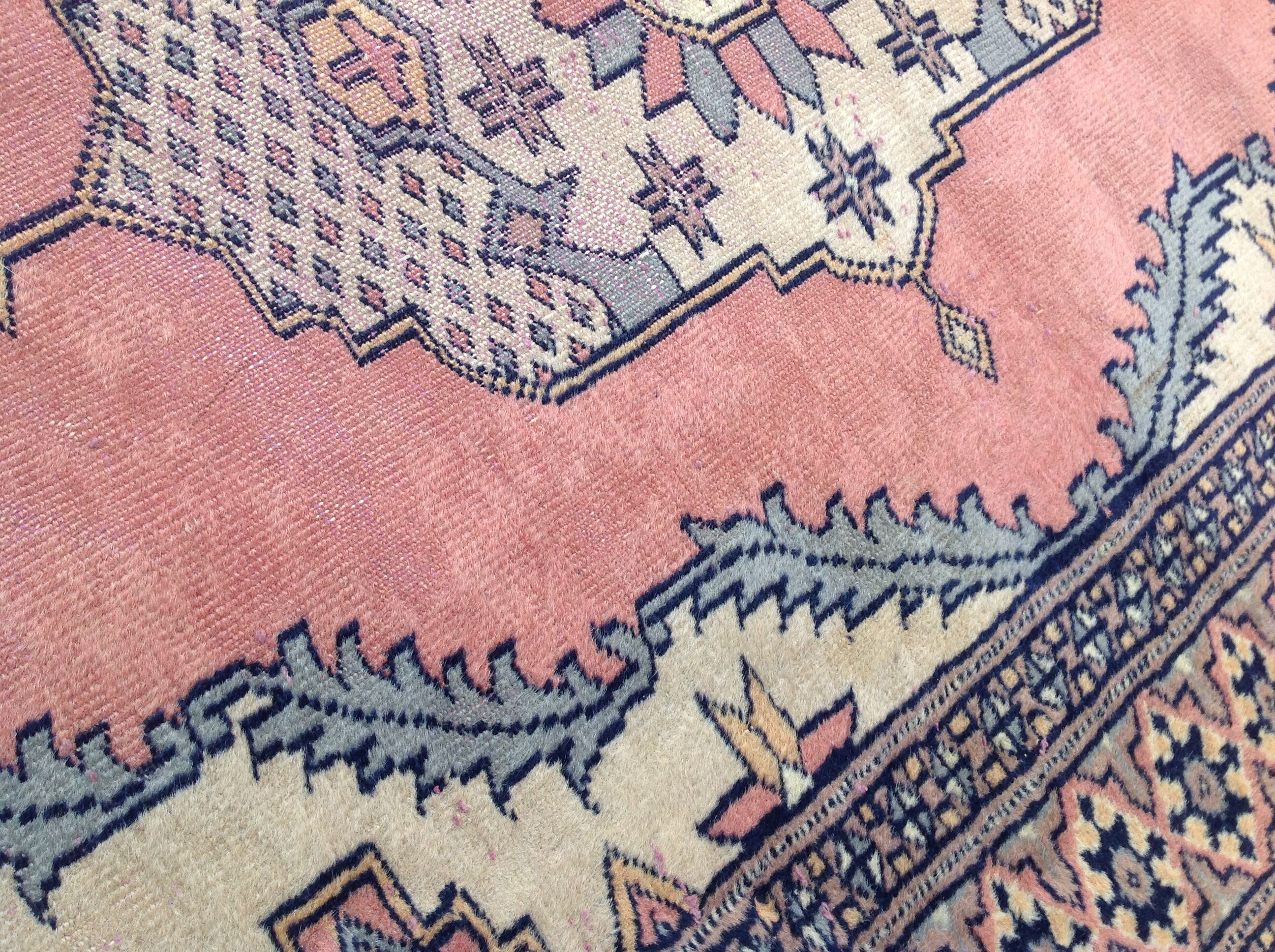 Rectangular oriental rug 153 x 91 cm