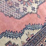 Rectangular oriental rug 153 x 91 cm