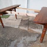 Extendable oval table