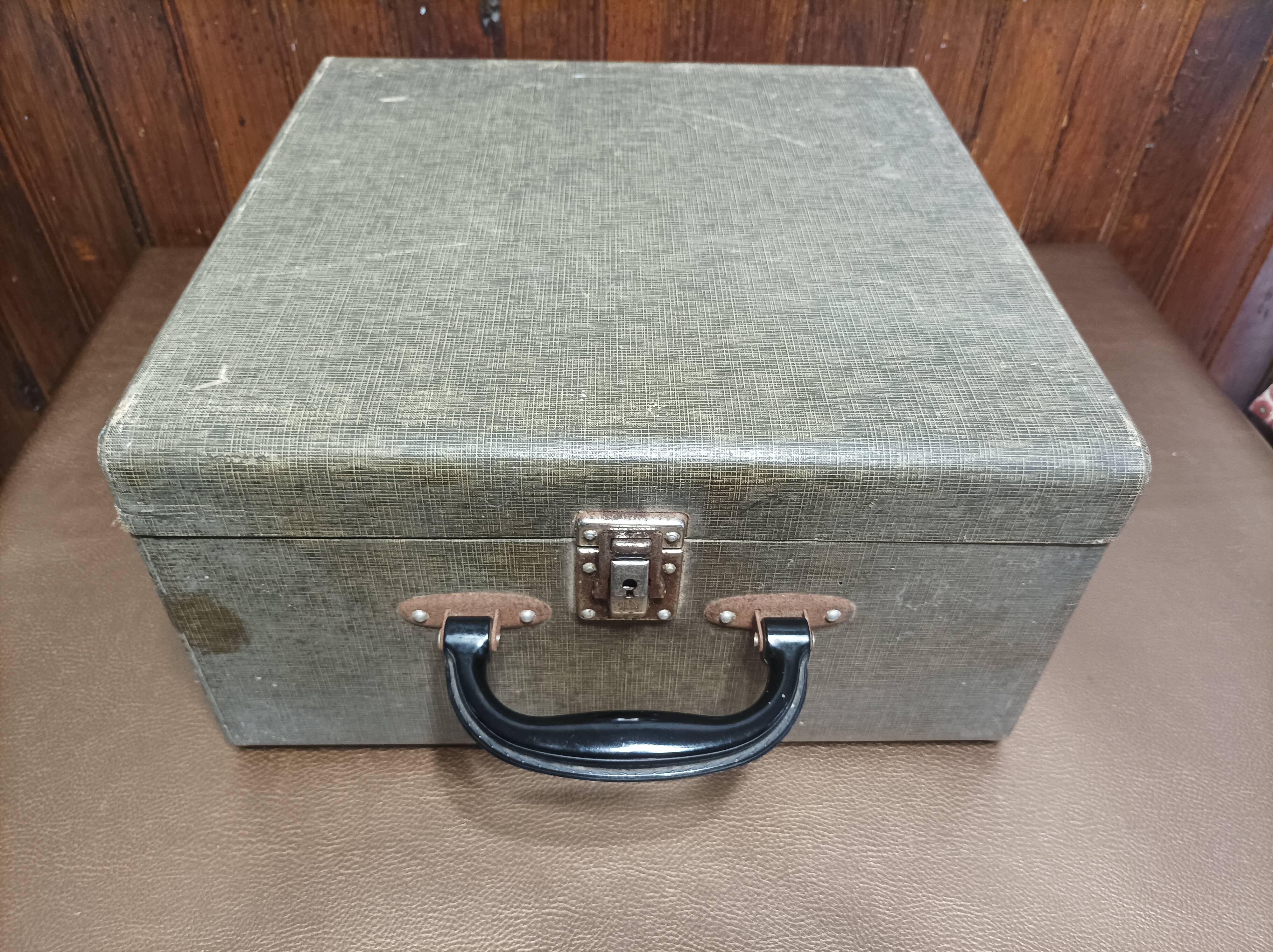 Remington noiseless army green typewriter made in france 50s