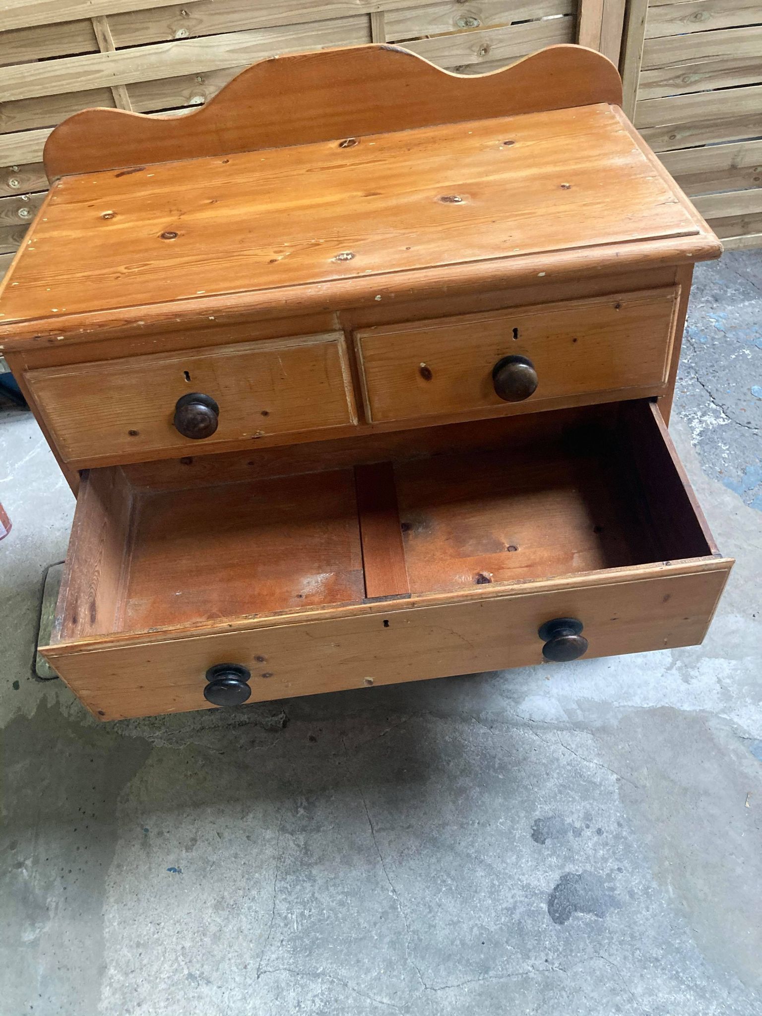 Commode en pin à gros boutons
