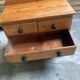 Commode en pin à gros boutons