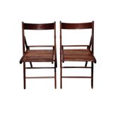 Paire de chaises pliantes en bois