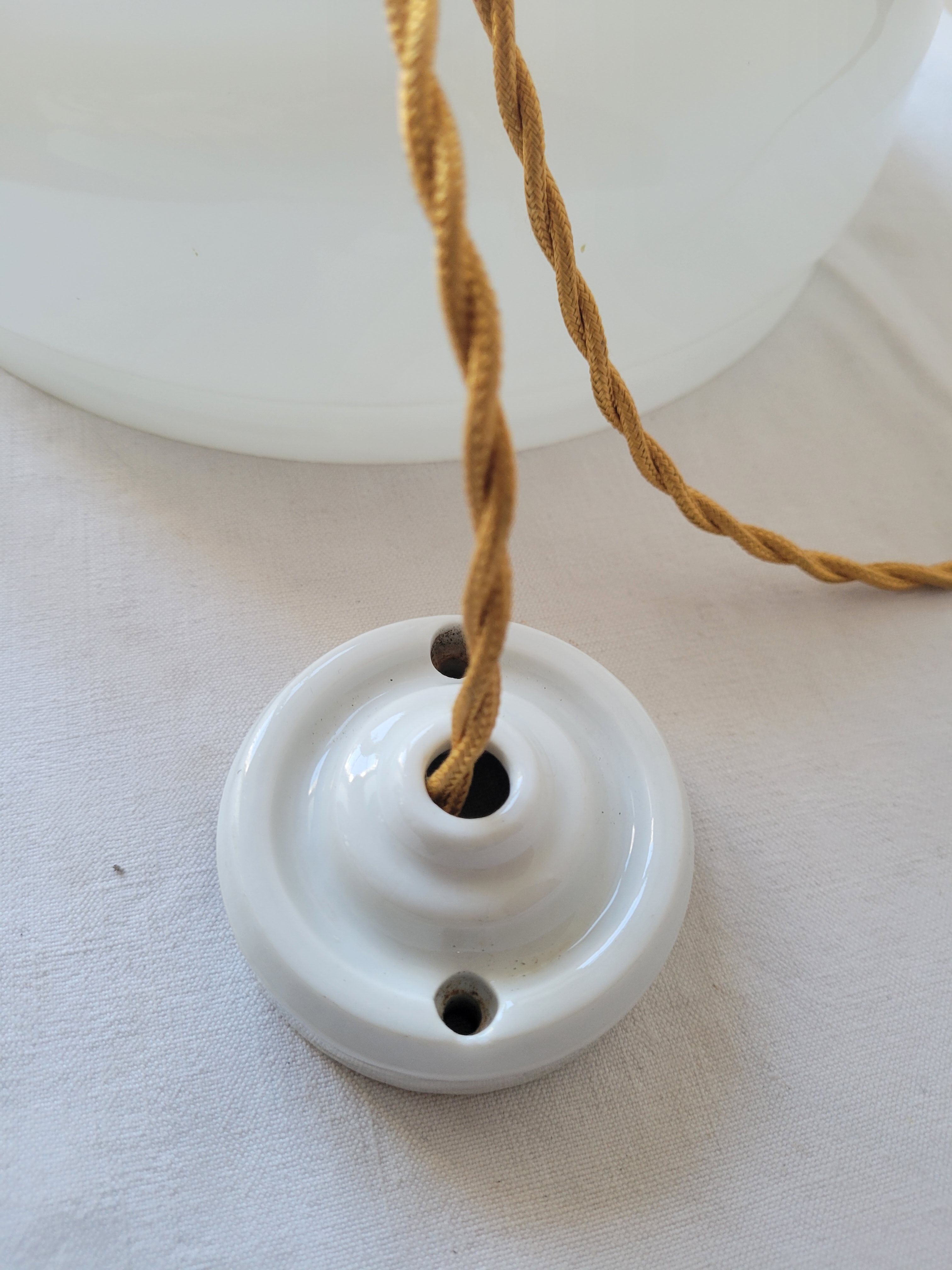 White opaline suspension