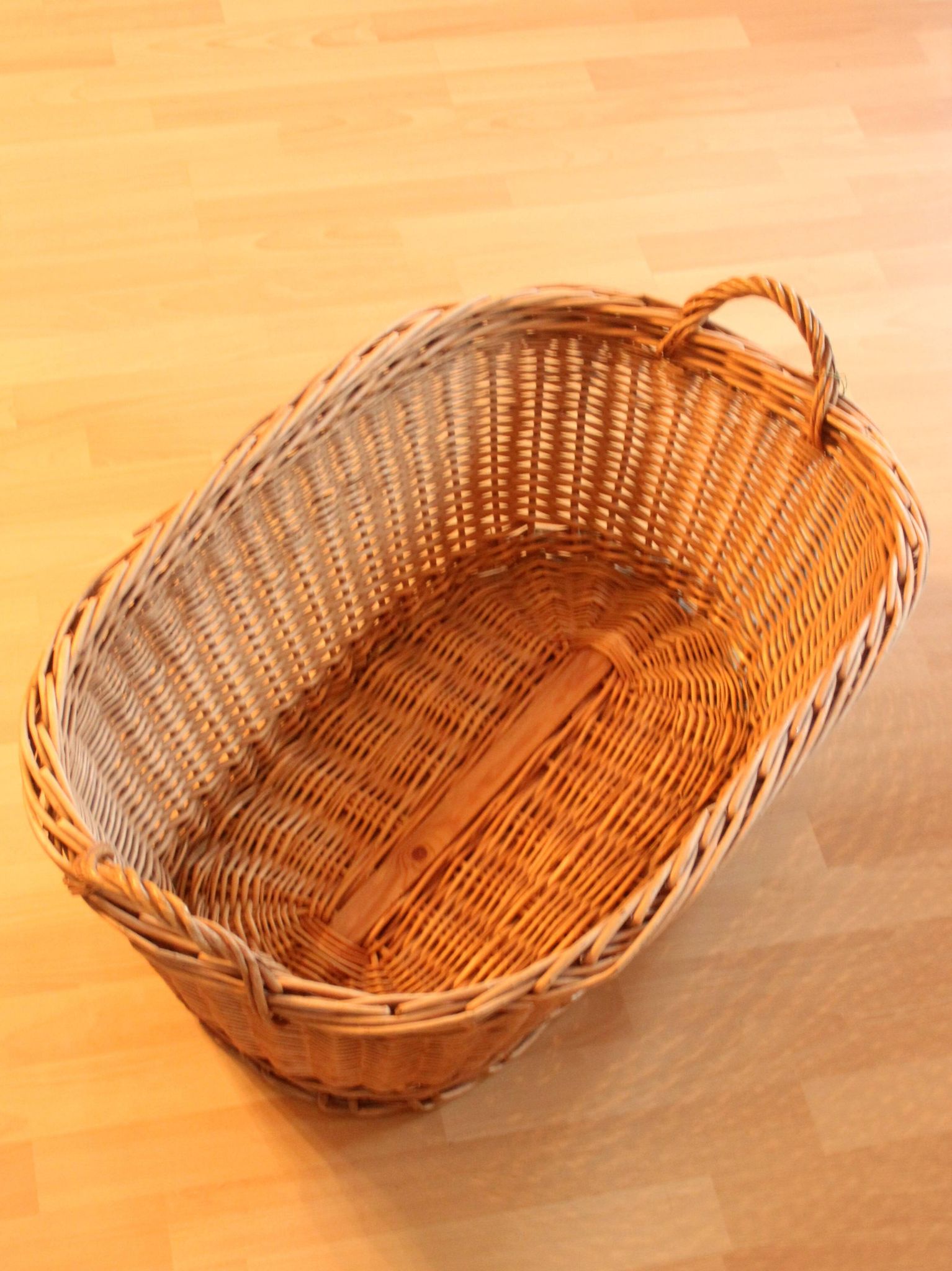 Panier de blanchisserie en osier avec deux poignées
