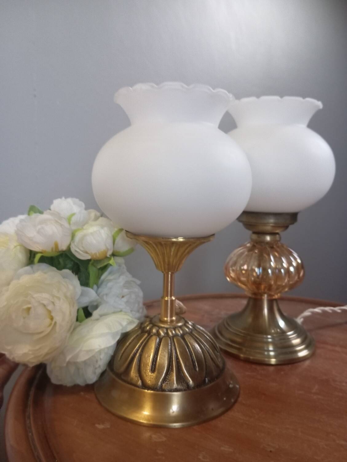Trio lampes à poser style art deco bronze et opaline blanche