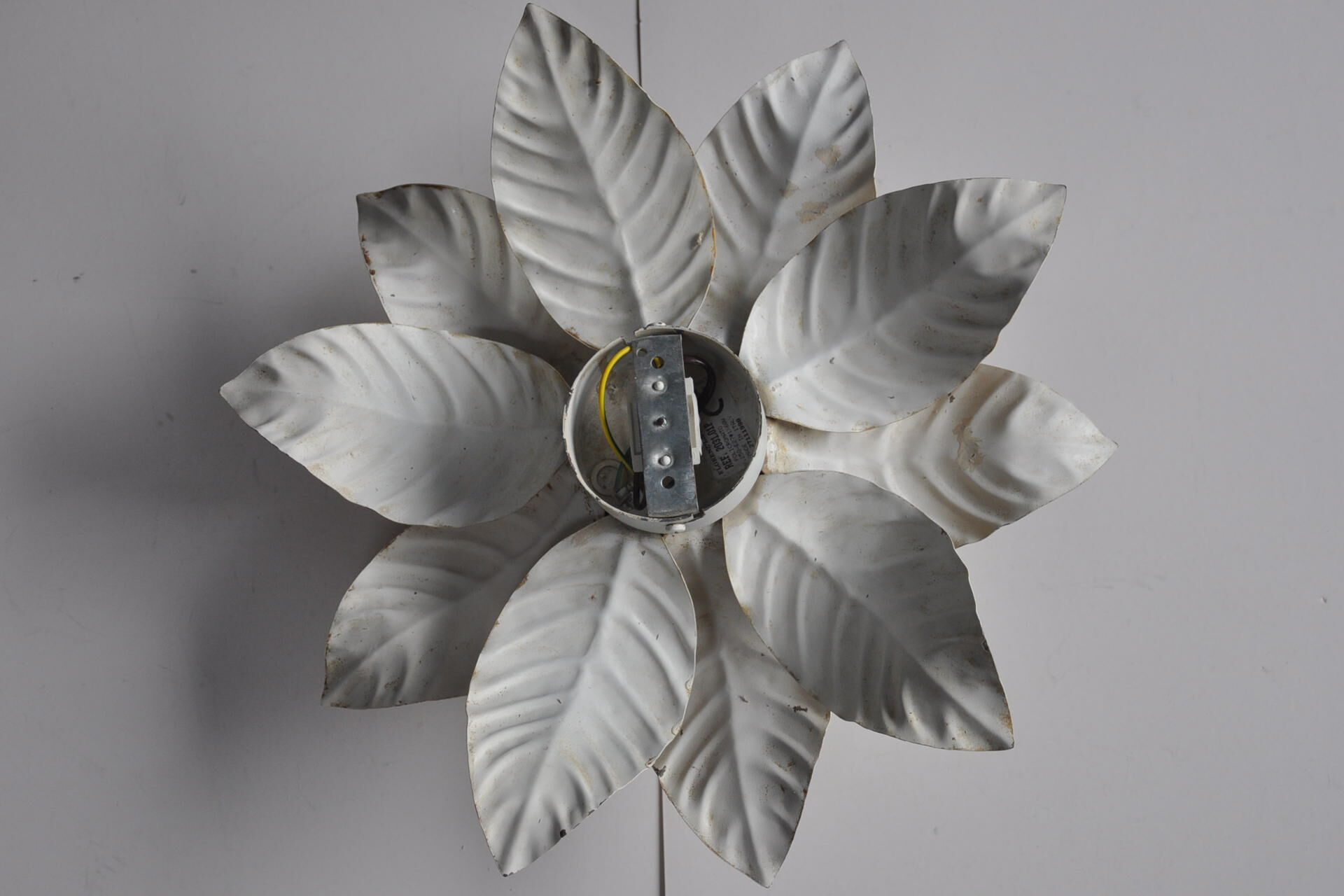 Flower shaped vintage wall sconce