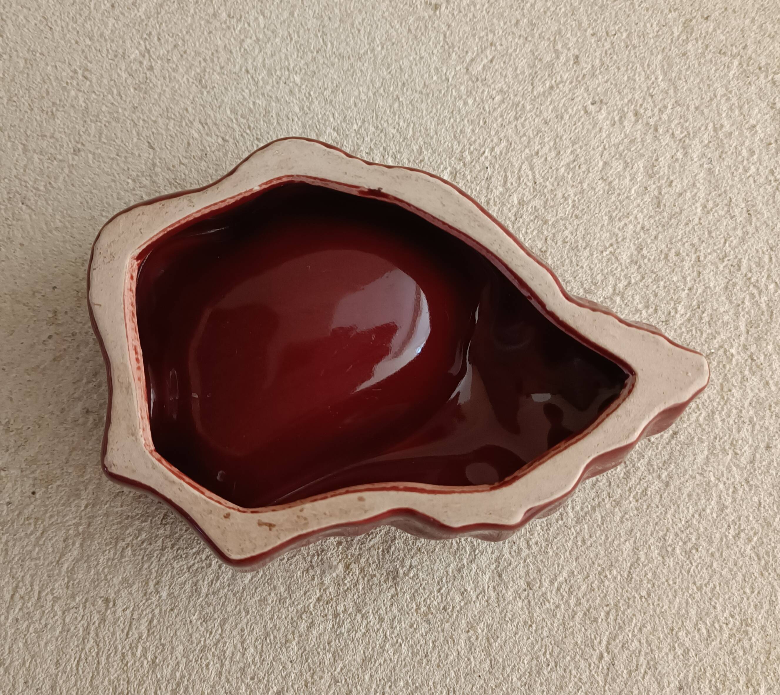 Shell ashtray in slipware