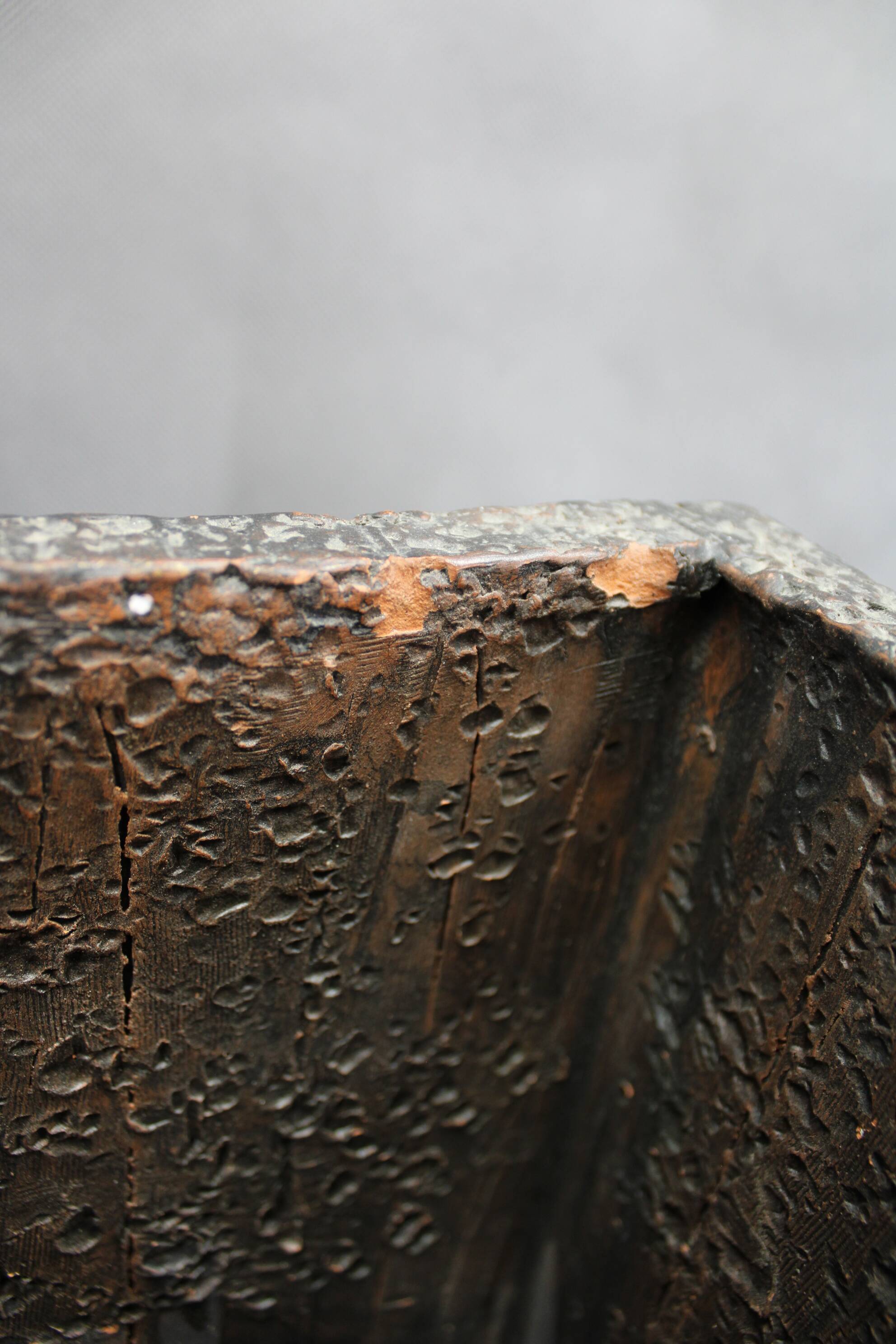 Vase en céramique brutaliste européen des années 1970 – forme haute et texturée, typique du style moderne du milieu du siècle.