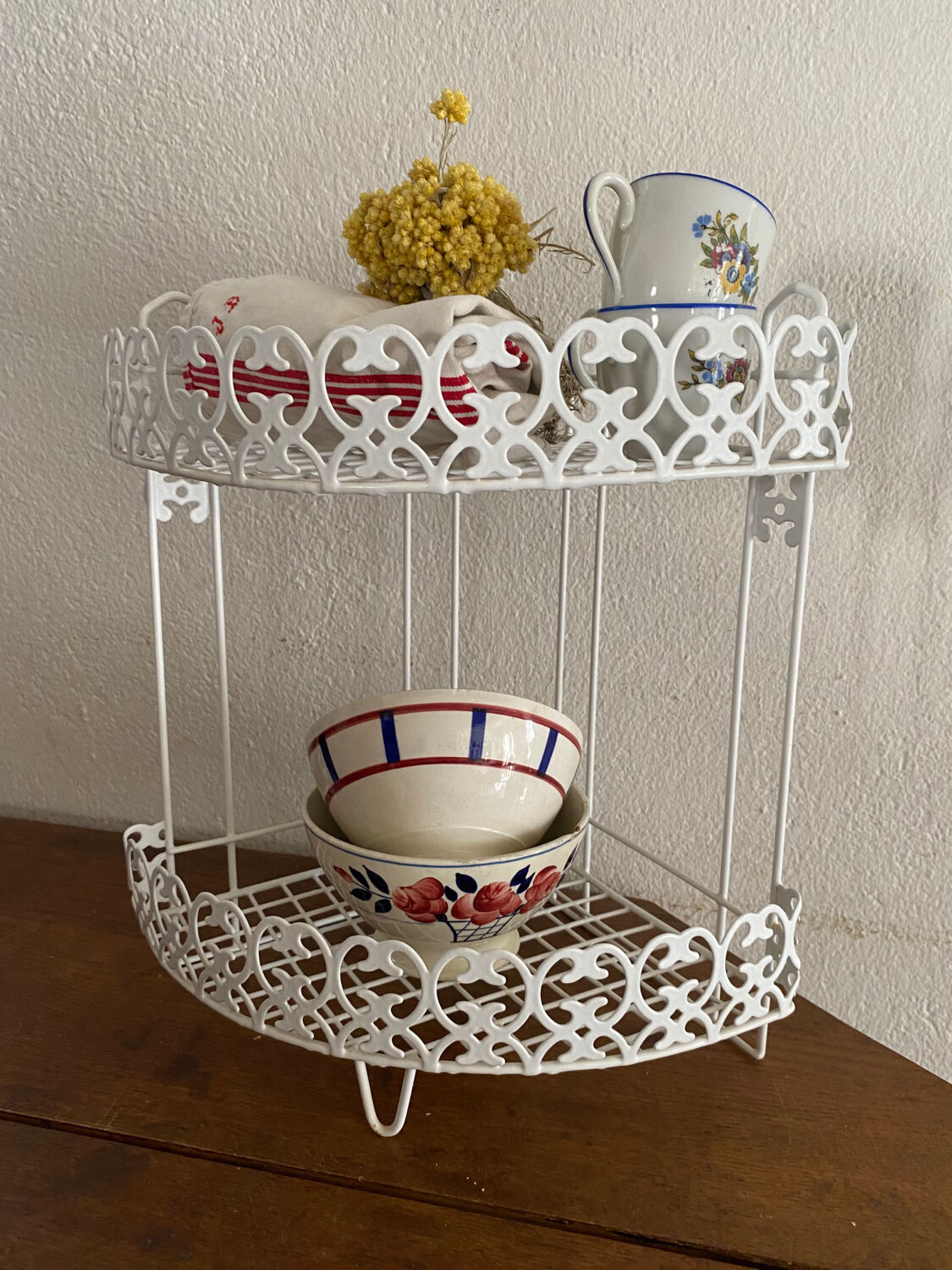 Corner shelf in openwork metal