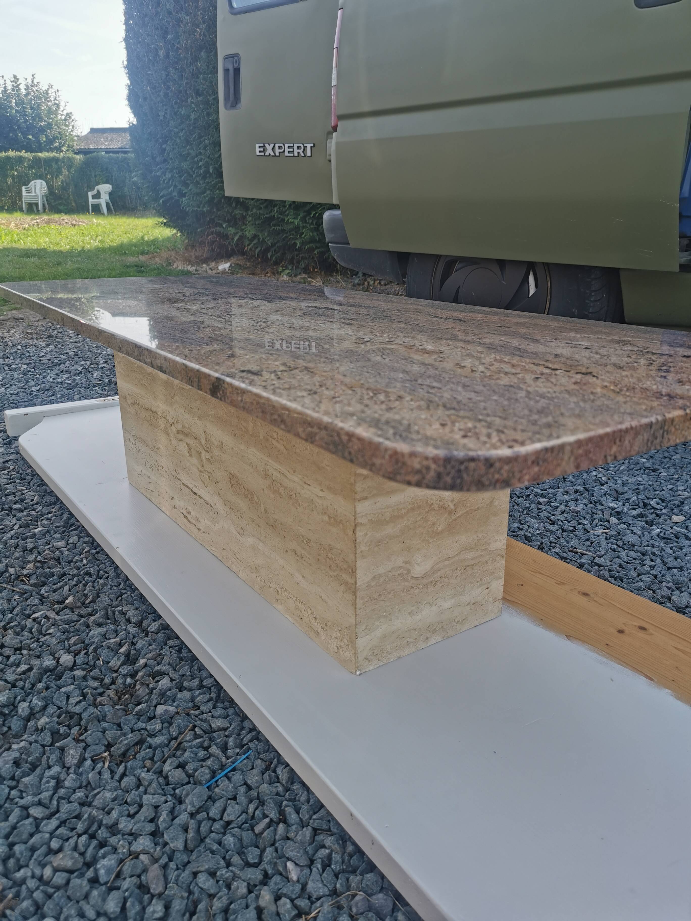 Table basse de style brutaliste
