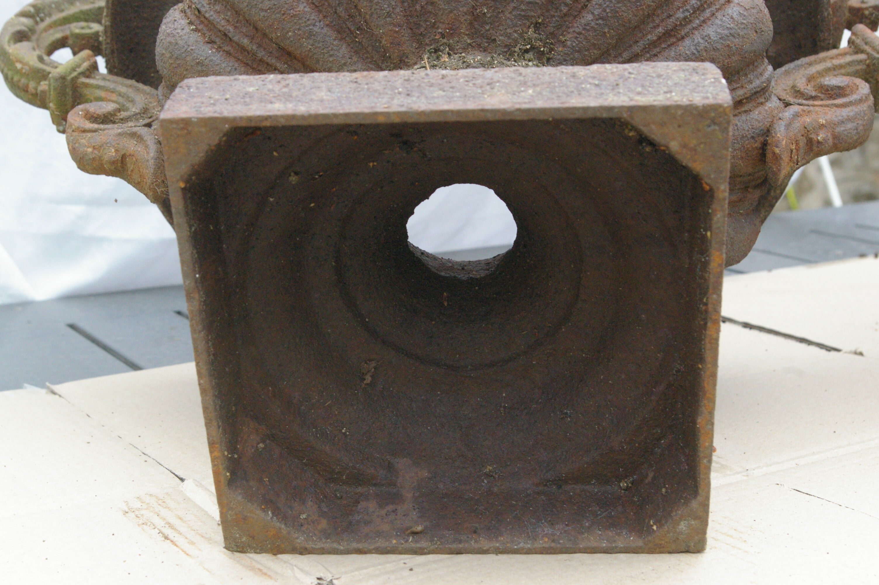 Paire d'anciens vases Médicis de jardin en fonte de fer