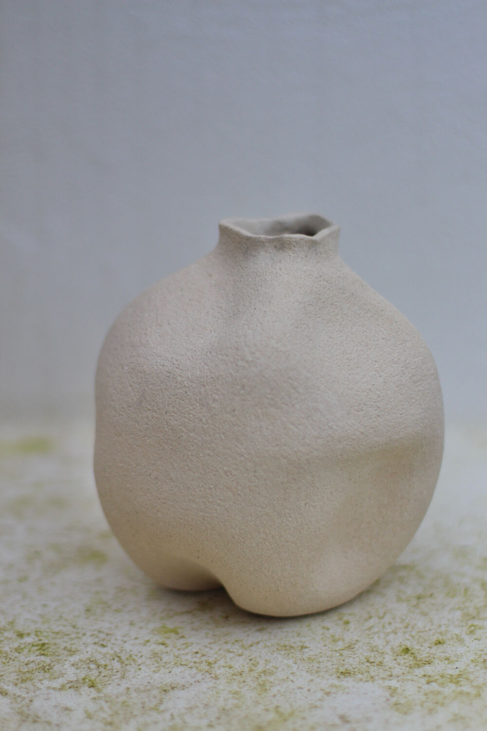 Ball vase in chamotte stoneware
