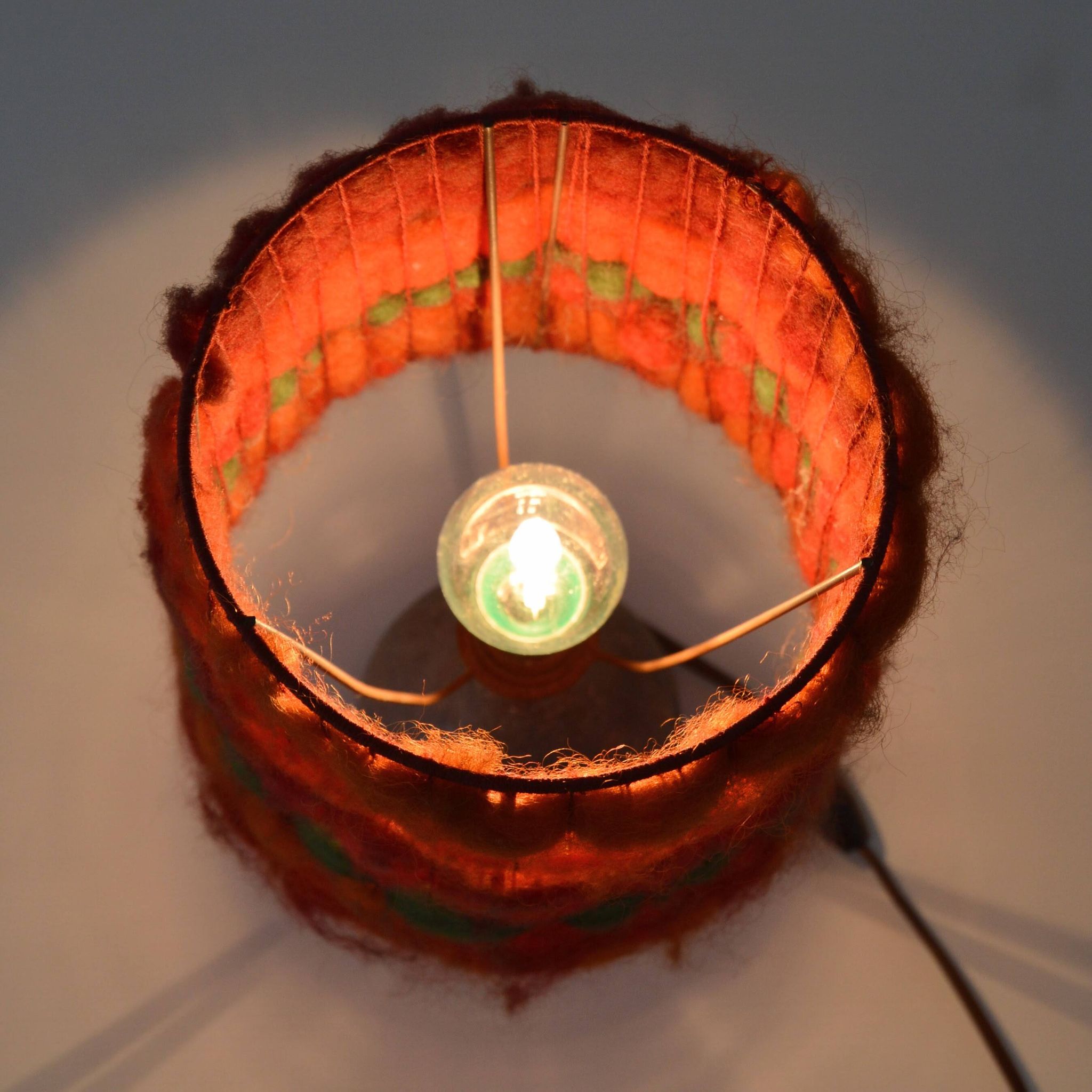 Lampe de table en terre cuite et laine signée 1960-1970