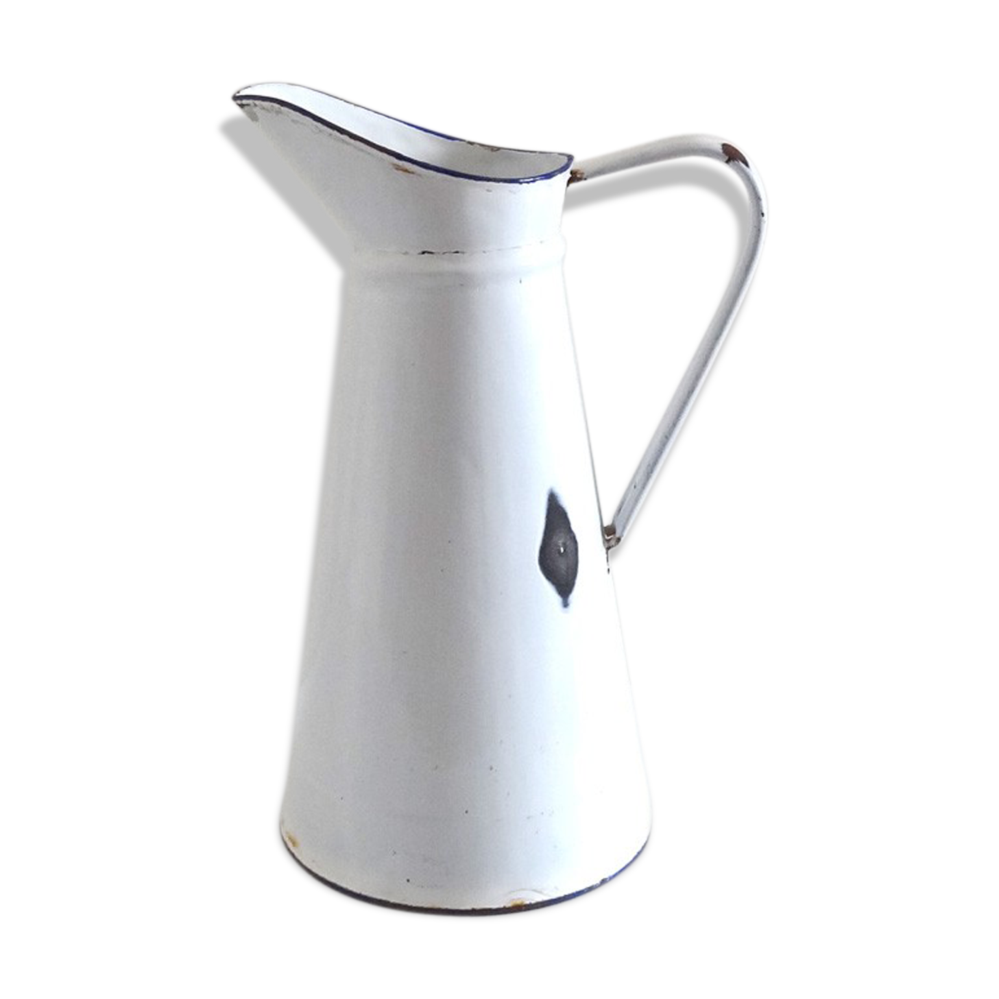 White enamelled former broc