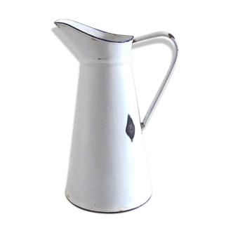 White enamelled former broc