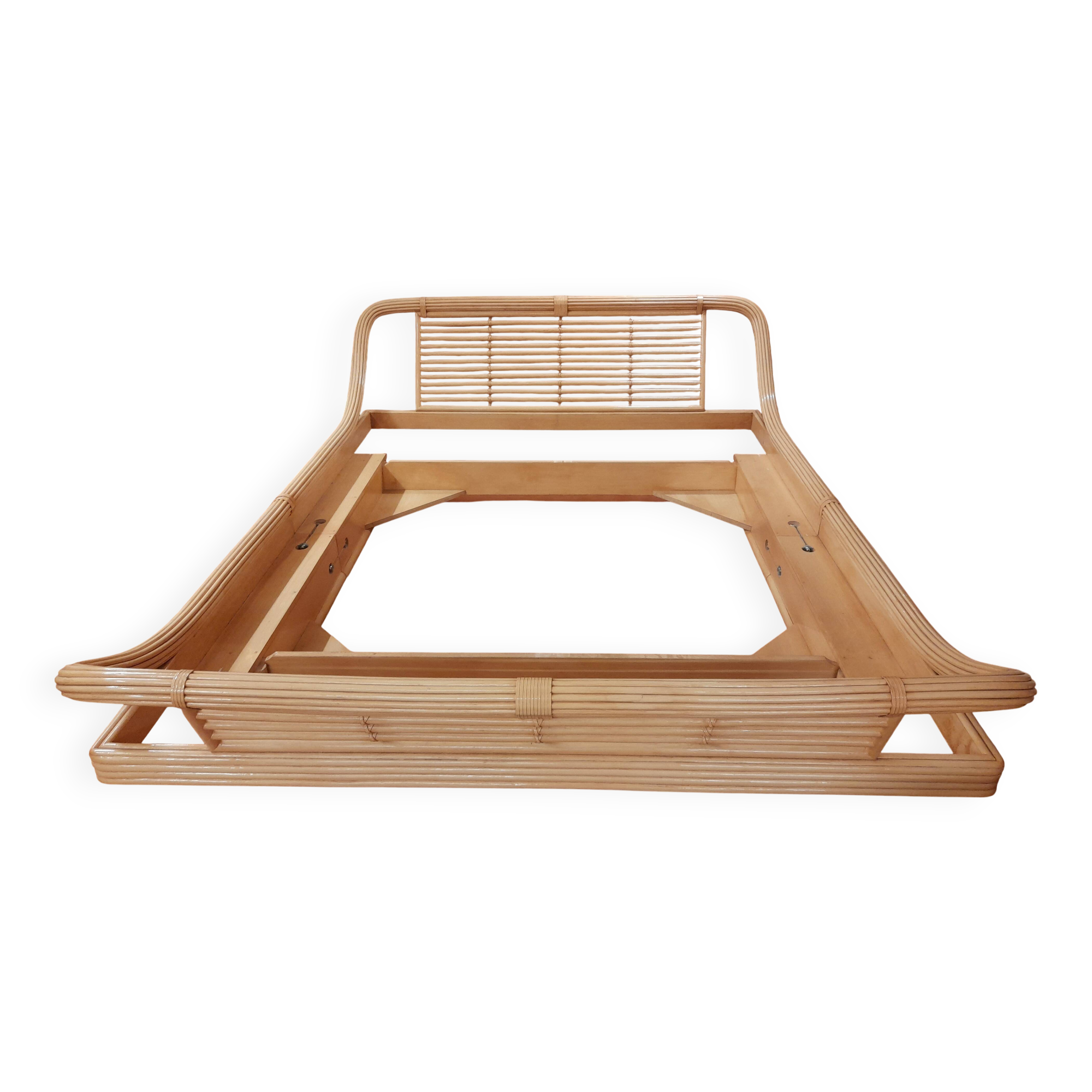 Lit Roche Bobois en rotin, fauteuils et table basse