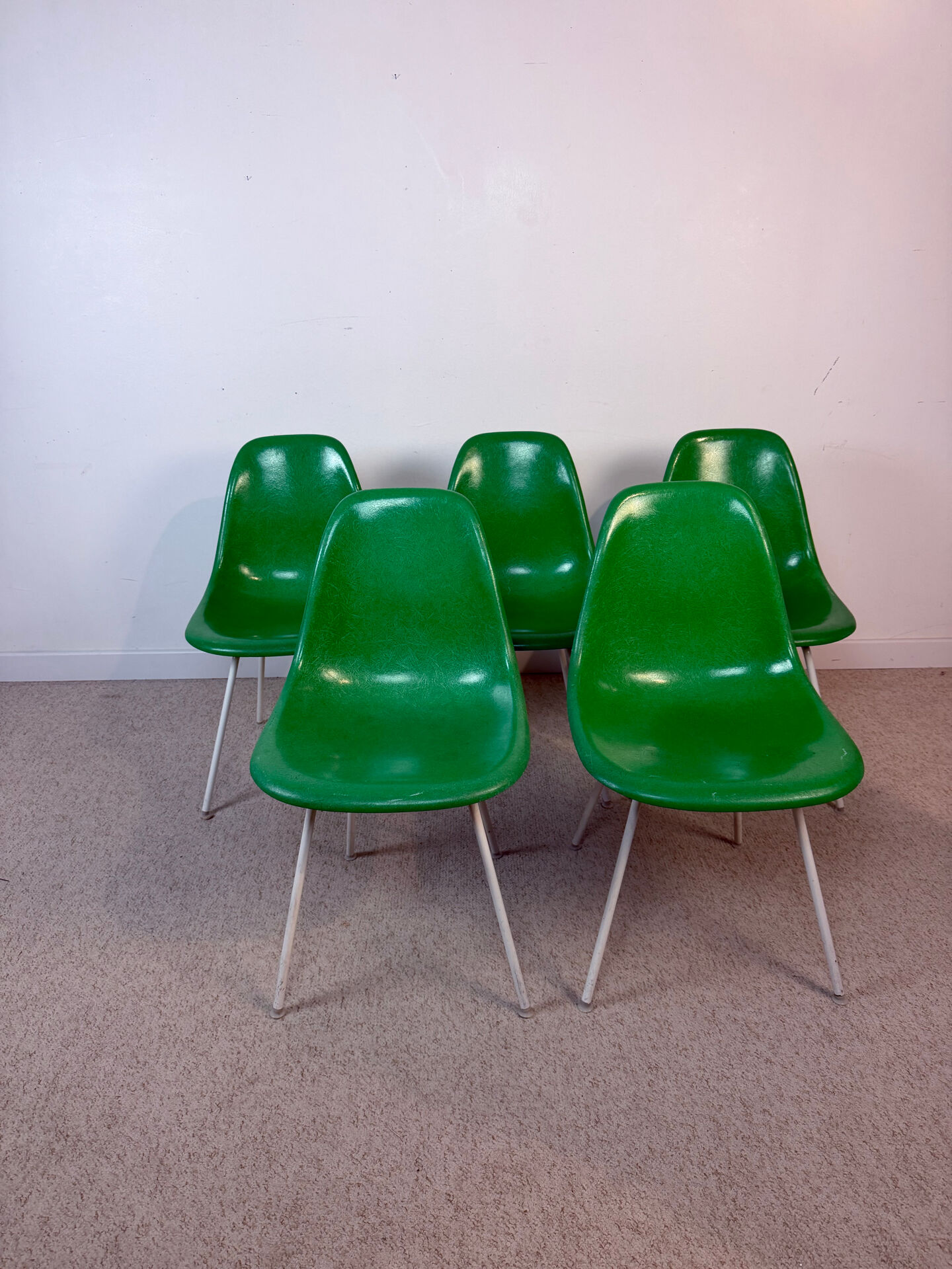Set of 5 Eames Herman Miller chairs in fibreglass.