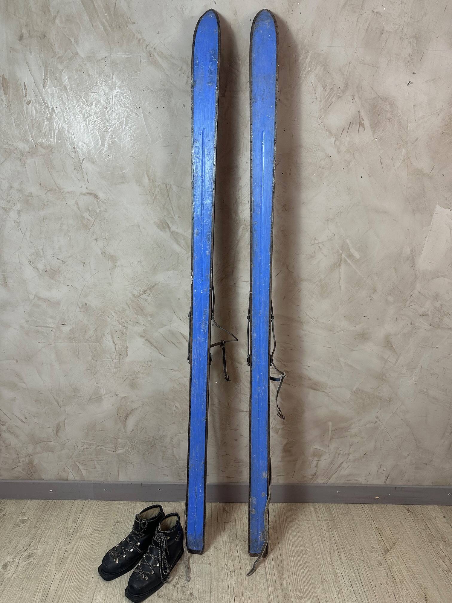 Old pair of skis