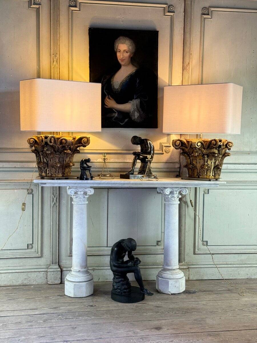 Pair of table lamps, half Corinthian capitals in carved and gilded wood, 18th century