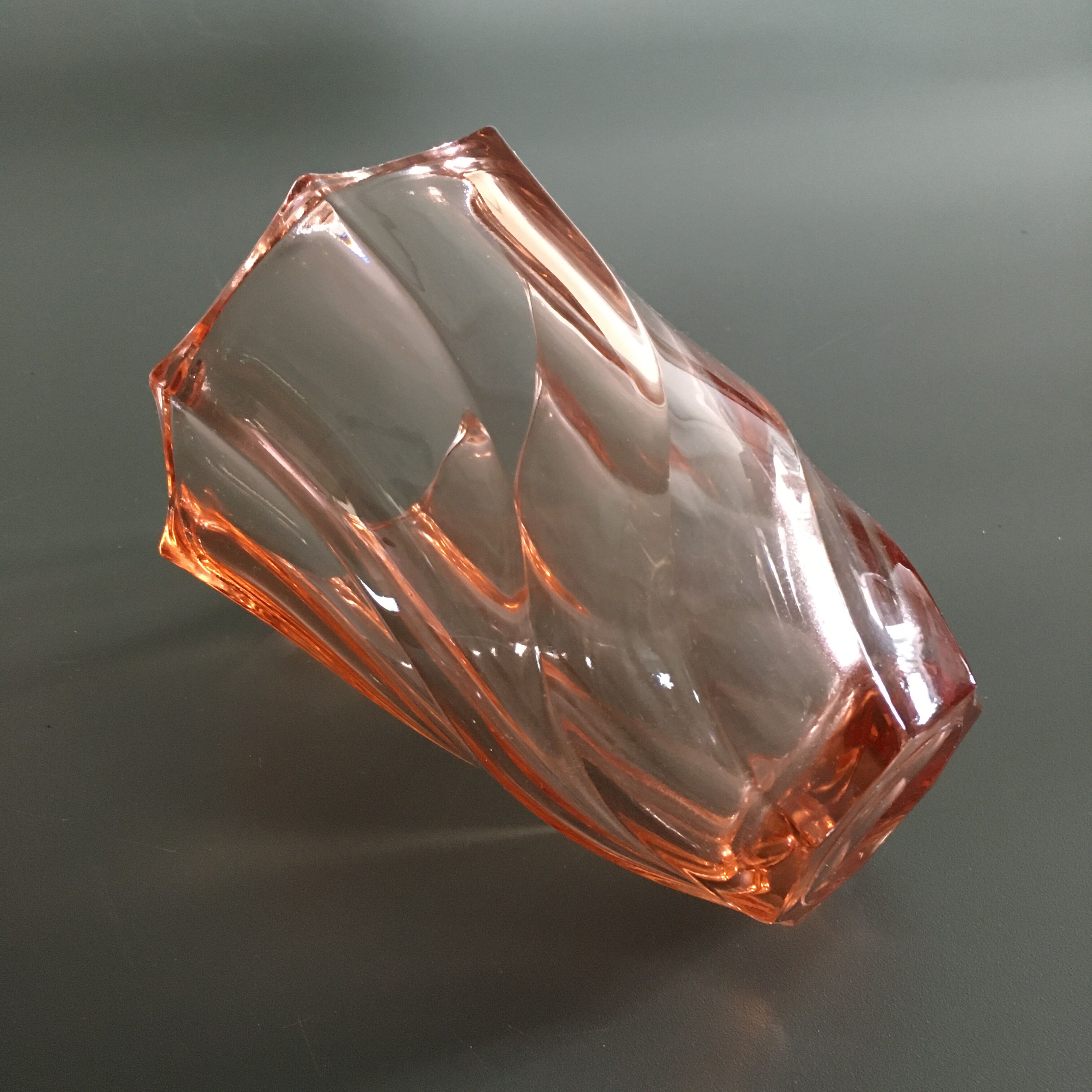 Vase rosé à facettes
