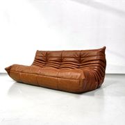 Sofa Togo en cuir cognac attribué à Michel Ducaroy pour Ligne Roset.