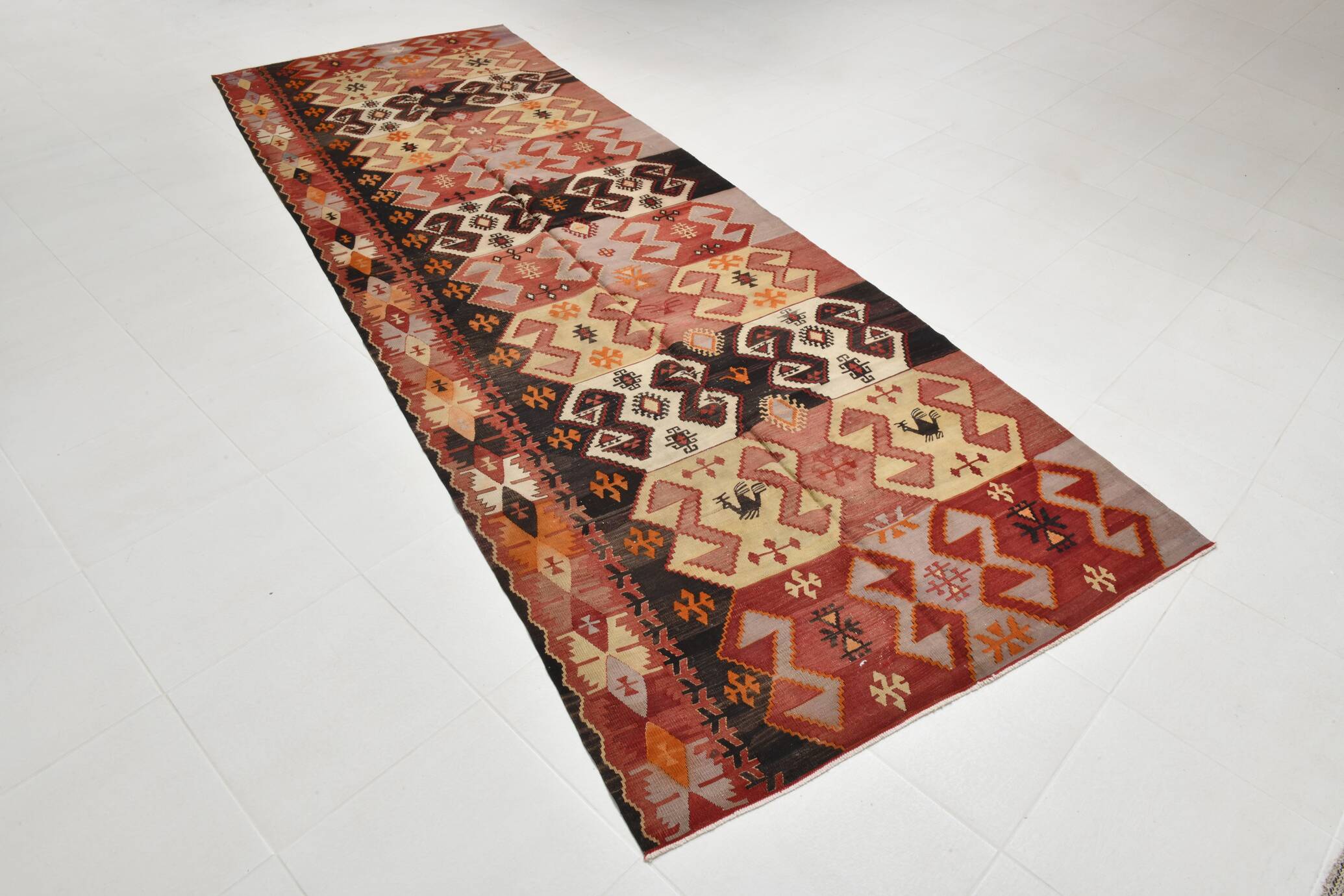 Tapis couloir vintage 4x13 Kilim marron foncé et rouge, 139x396 cm
