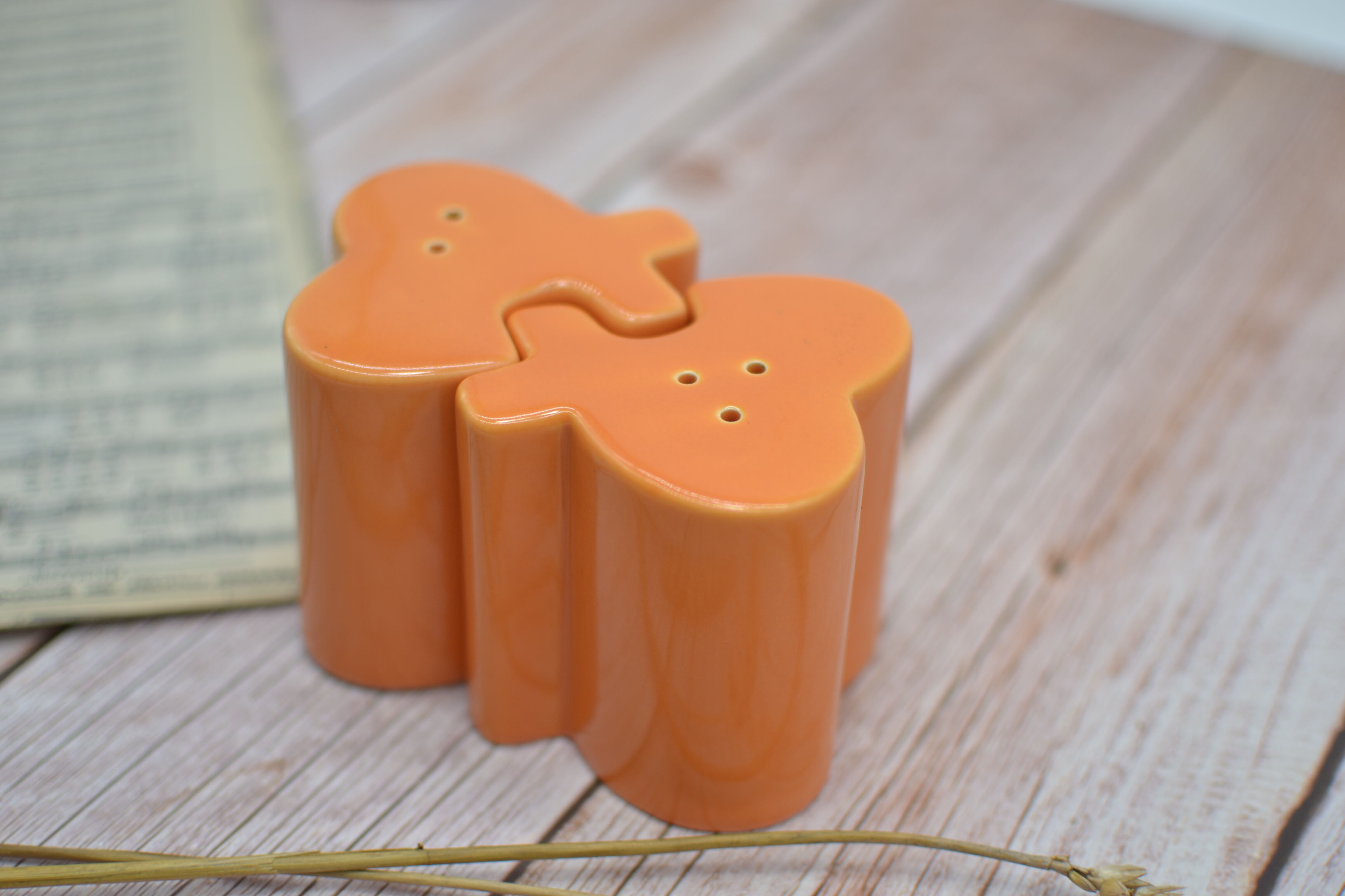Orange-interlocking Amadeus salt and pepper shaker