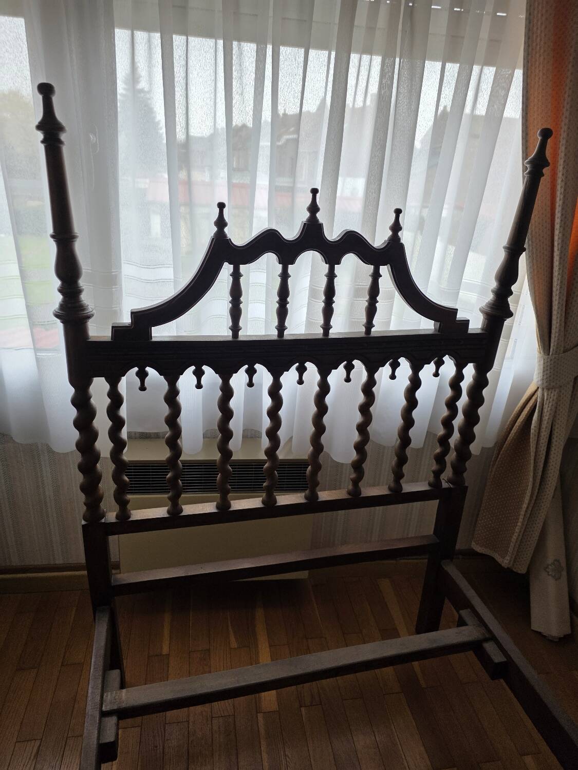 Paire de lits en bois sculpté