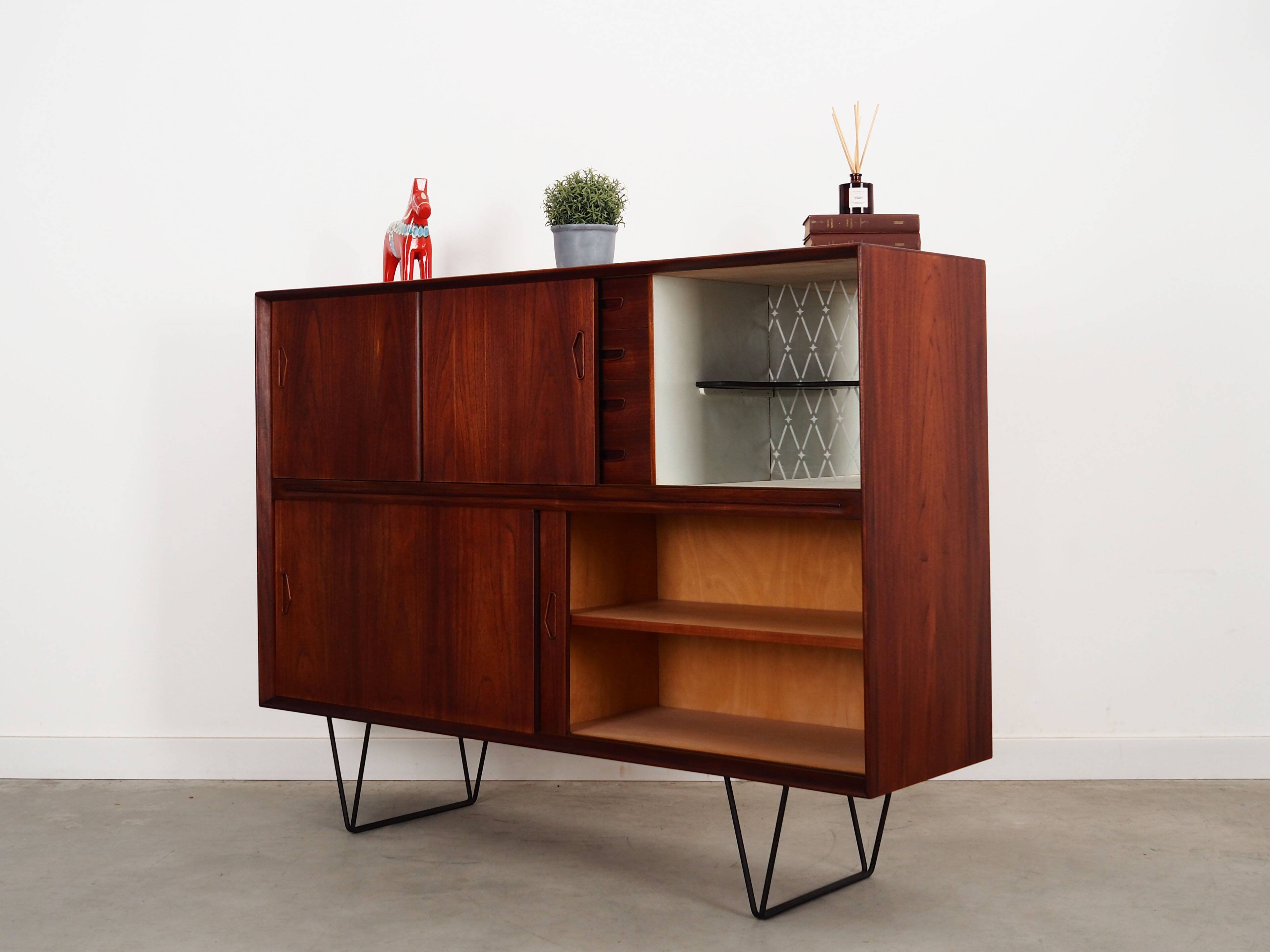 Buffet haut en teck, design danois, années 1970, production : Danemark