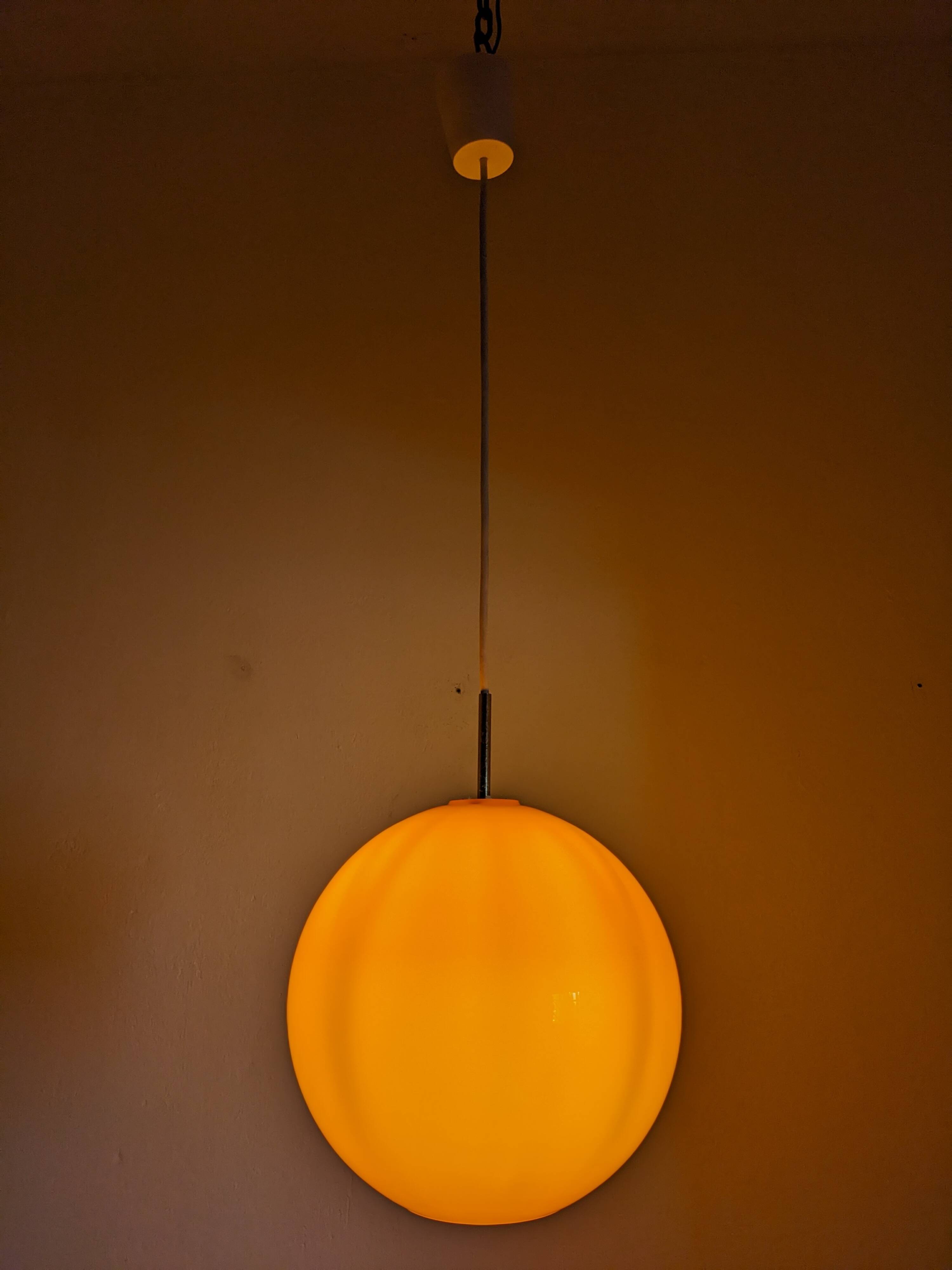 Suspension boule XL en opaline orange des années 60/70