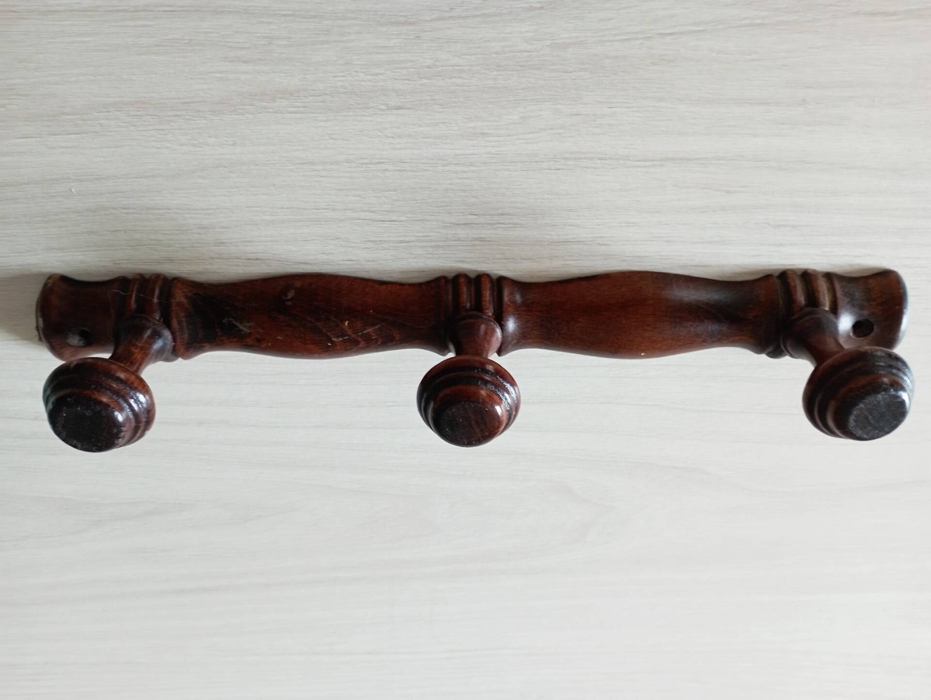 Wall-mounted coat rack with 3 hooks