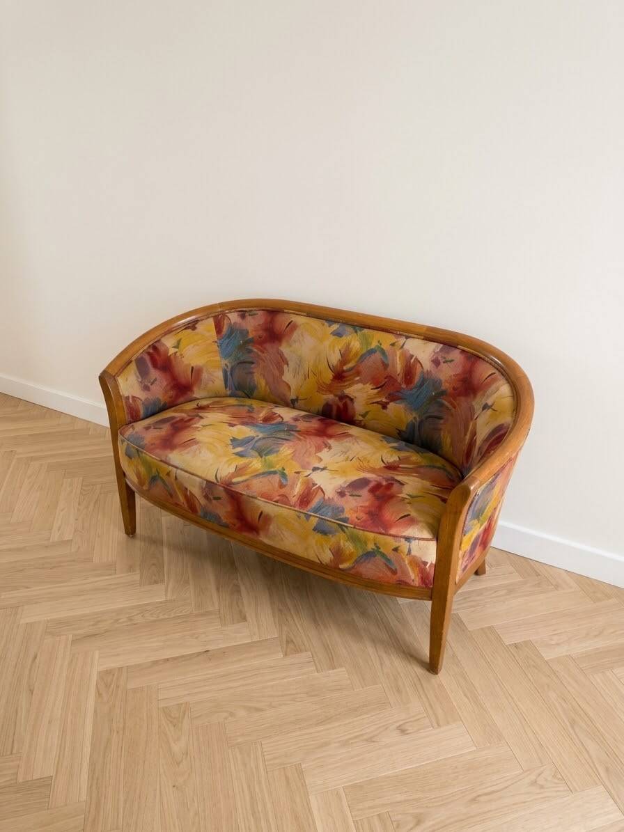 Two-seater banquette in Louis XV style made of wood and floral fabric.