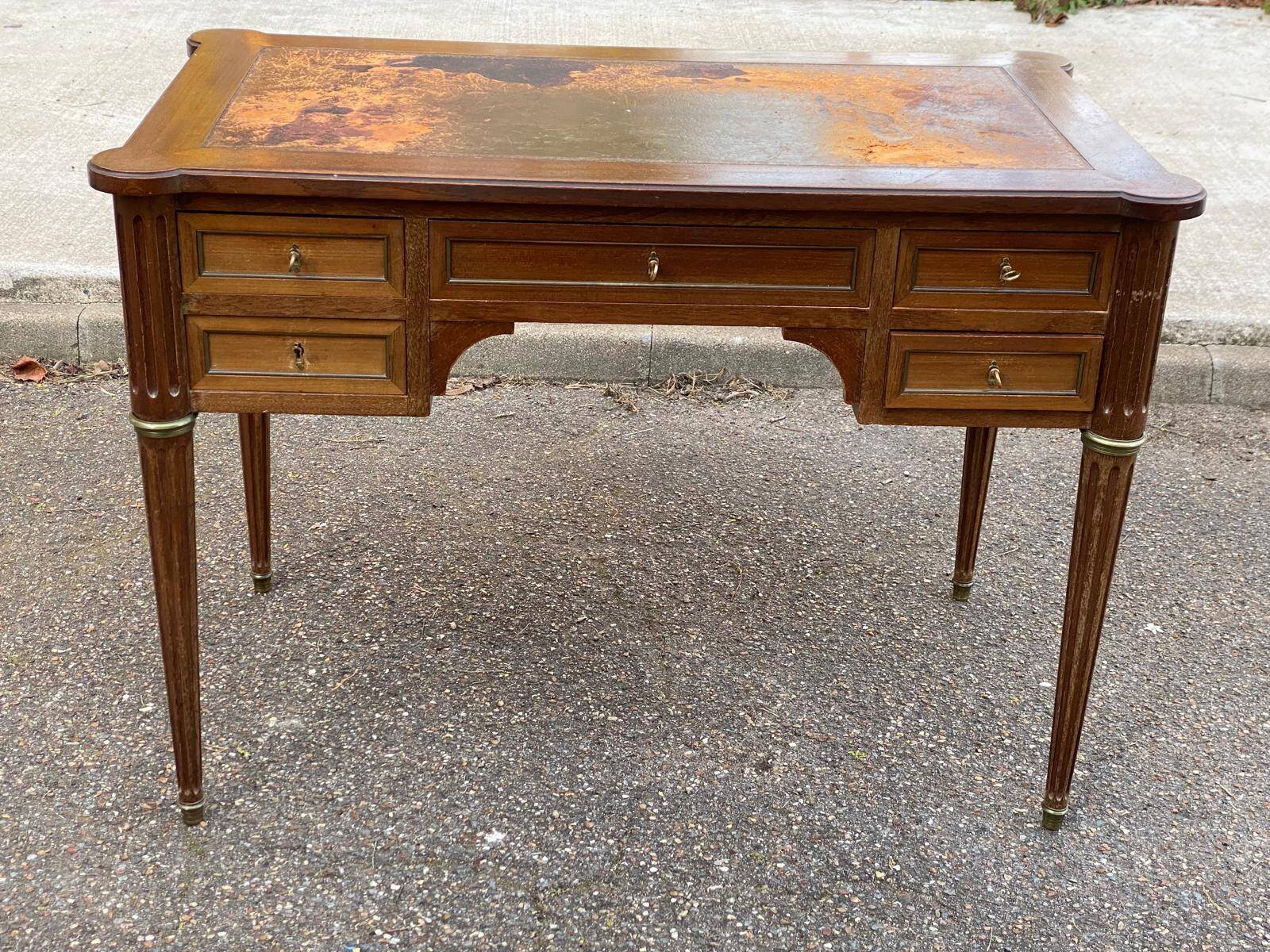 Louis XVI desk in solid wood and leather from the 20th century.