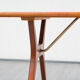 Table vintage en teck, pieds ciseaux