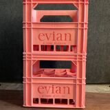 Caisse à bouteilles Évian rose