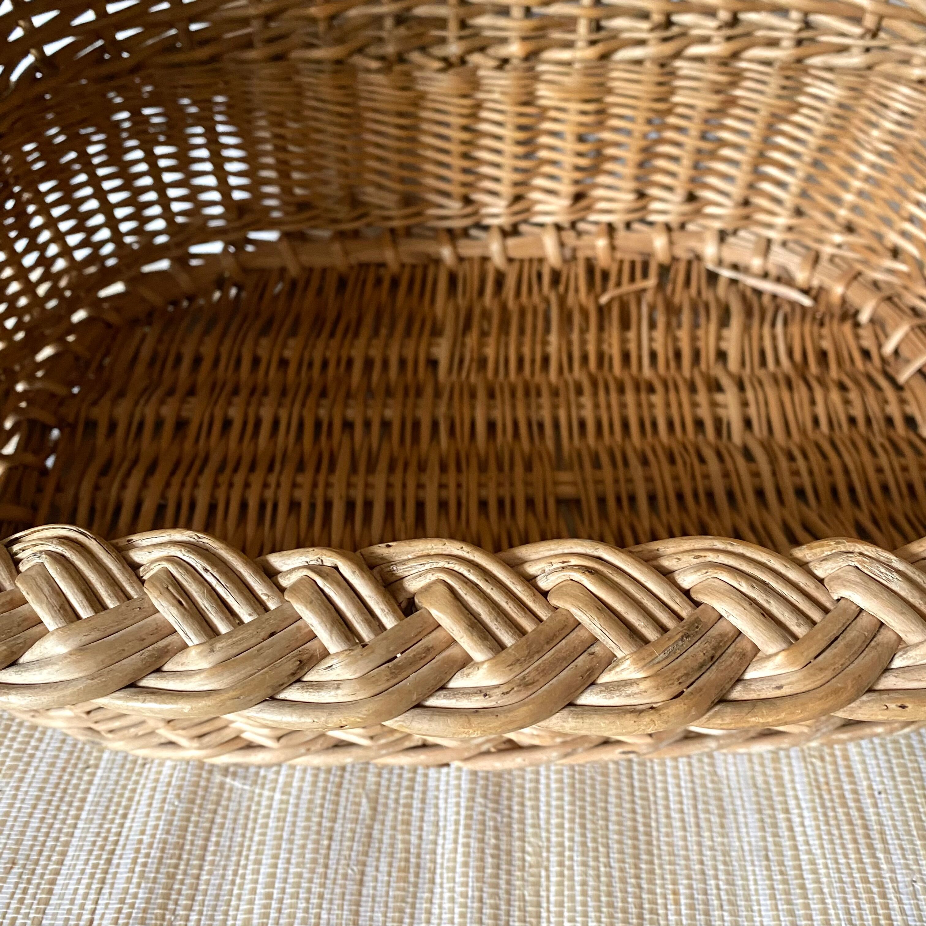 Woven wicker cat basket